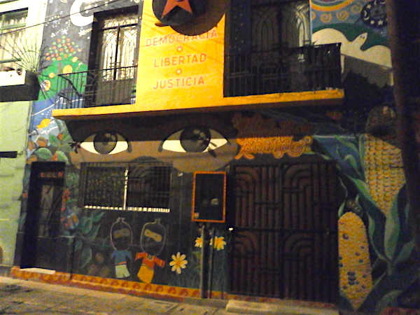 時間が空いたので、またメトロでセントロに行き、 久々にサパティスタ支援カフェ"Rincoln Zapatista"へ。